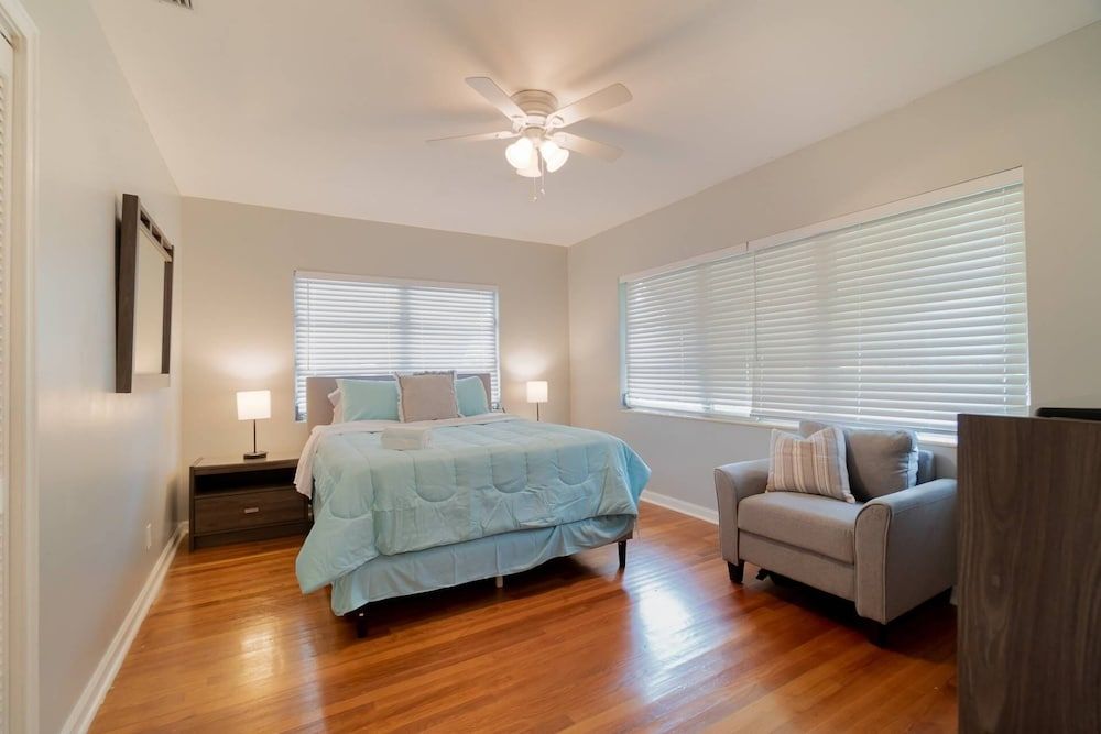House (New Listing Northwood Harbor Home 3 b)