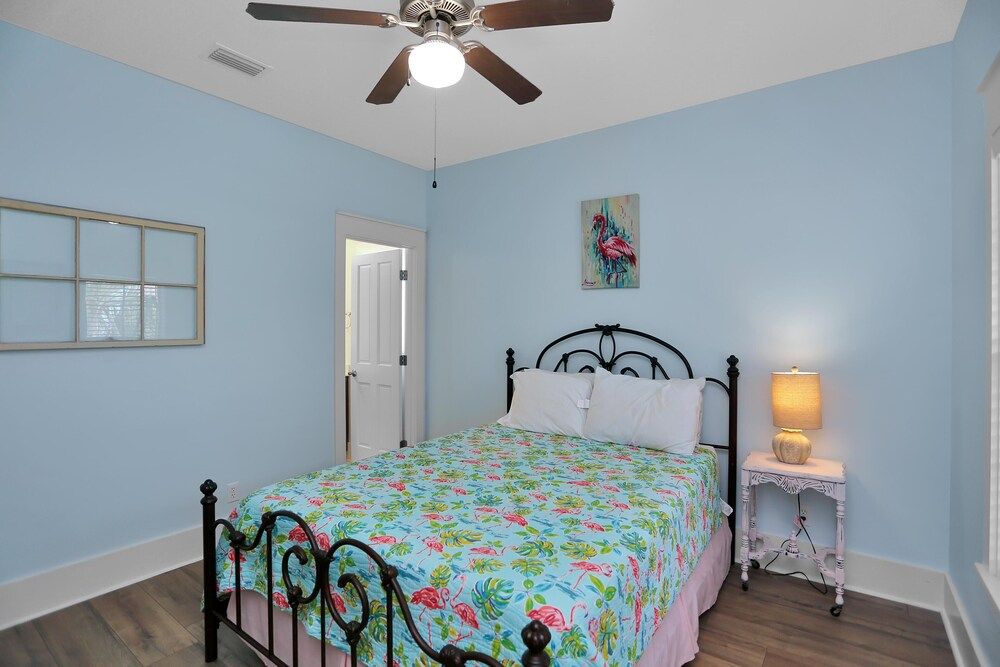 House, Multiple Beds (Barefoot Cottage D133  Beachy Keen)