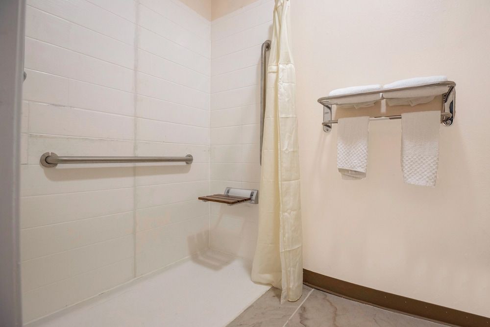 OYO Hotel Adairsville Calhoun South I-75 Room, 1 King Bed, Accessible, Non Smoking 8