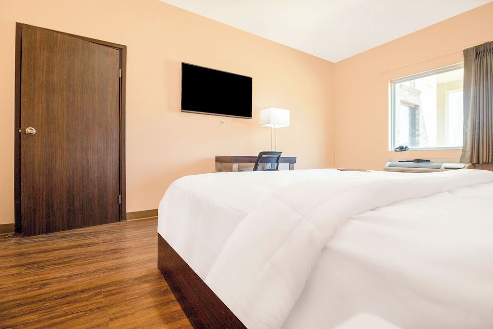 OYO Hotel Adairsville Calhoun South I-75 Room, 1 King Bed, Accessible, Non Smoking 4