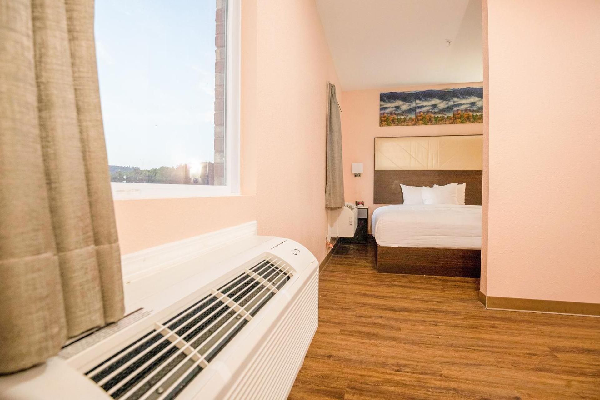 OYO Hotel Adairsville Calhoun South I-75 King Bed Non-Smoking 2