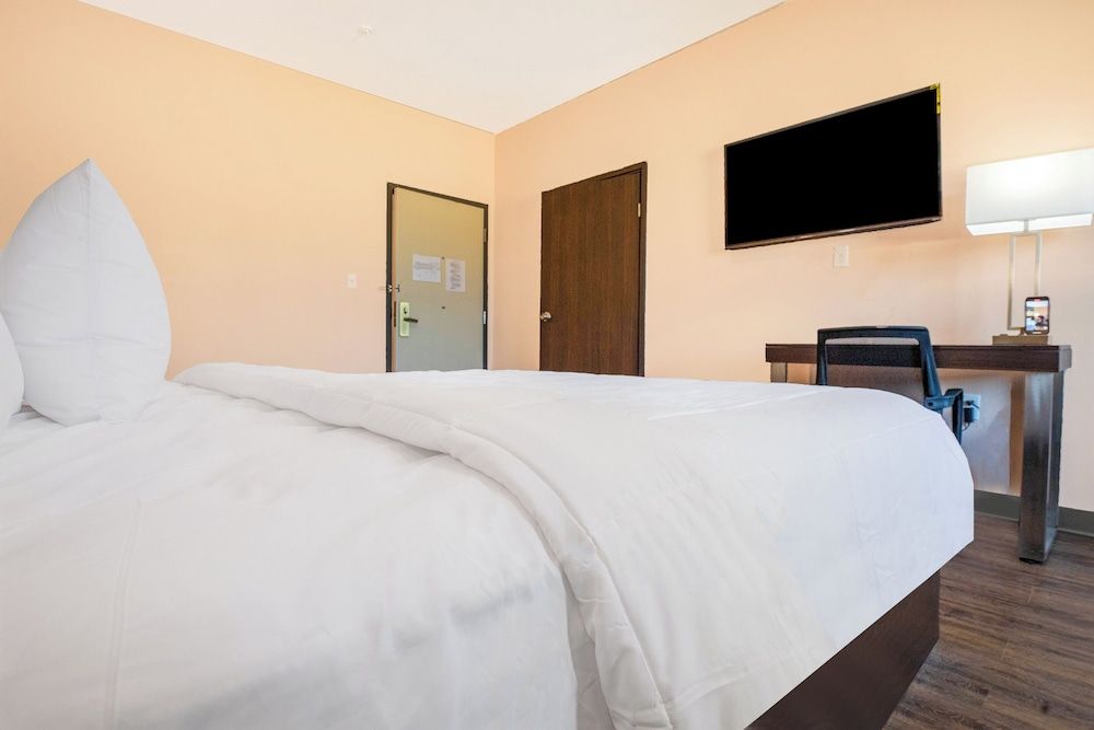 OYO Hotel Adairsville Calhoun South I-75 Room, 1 King Bed, Accessible, Non Smoking 2