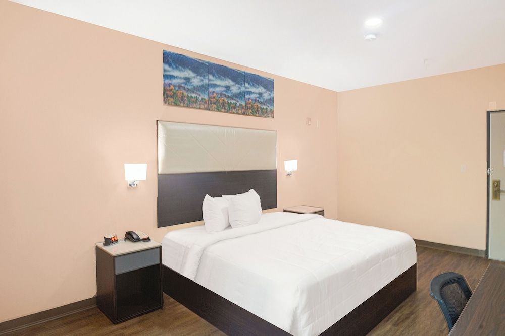 OYO Hotel Adairsville Calhoun South I-75 Room, 1 King Bed, Accessible, Non Smoking 5