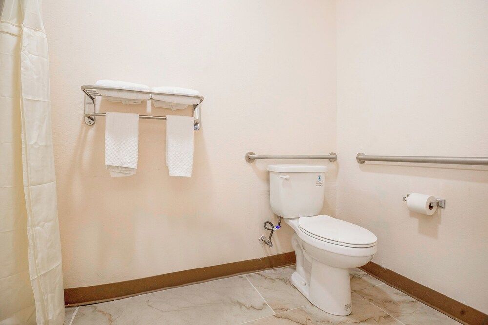 OYO Hotel Adairsville Calhoun South I-75 Room, 1 King Bed, Accessible, Non Smoking 10