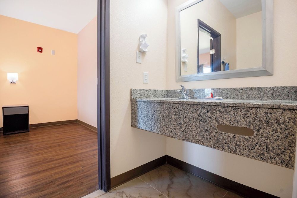 OYO Hotel Adairsville Calhoun South I-75 Room, 1 King Bed, Accessible, Non Smoking 9