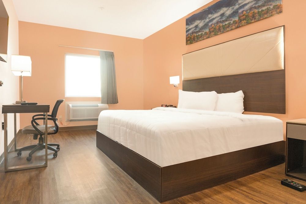 OYO Hotel Adairsville Calhoun South I-75 Room, 1 King Bed, Accessible, Non Smoking