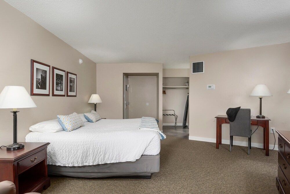 Room, 1 King Bed (CPBV)
