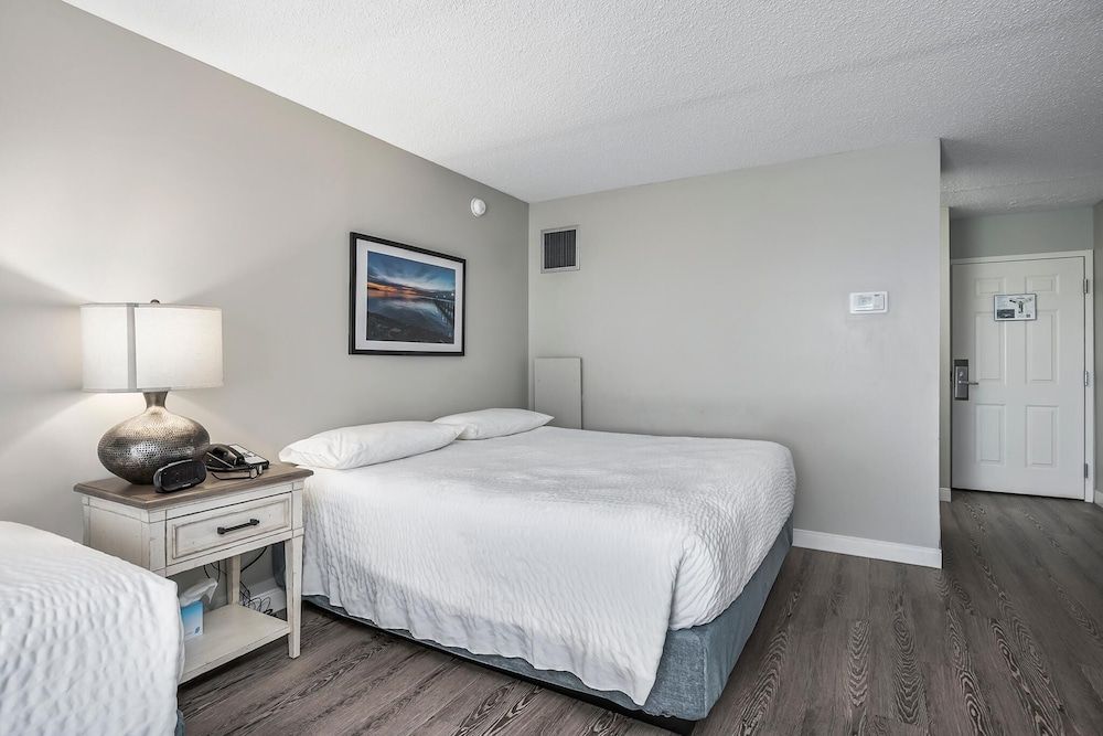 Room, Multiple Beds, Hot Tub (FBSDK)
