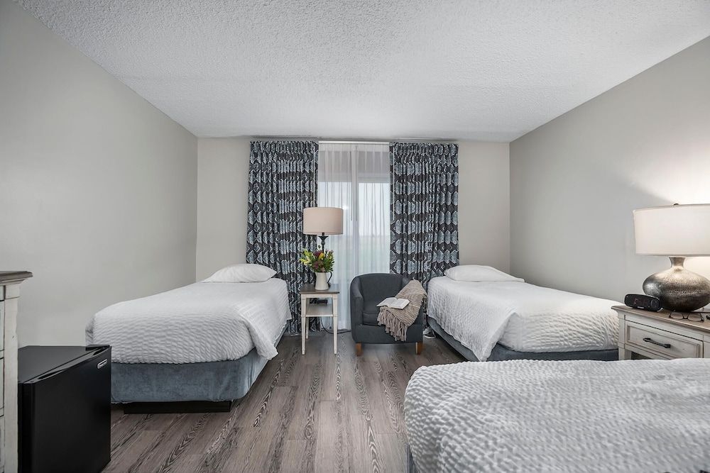 Room, Multiple Beds, Hot Tub (FBSDK)