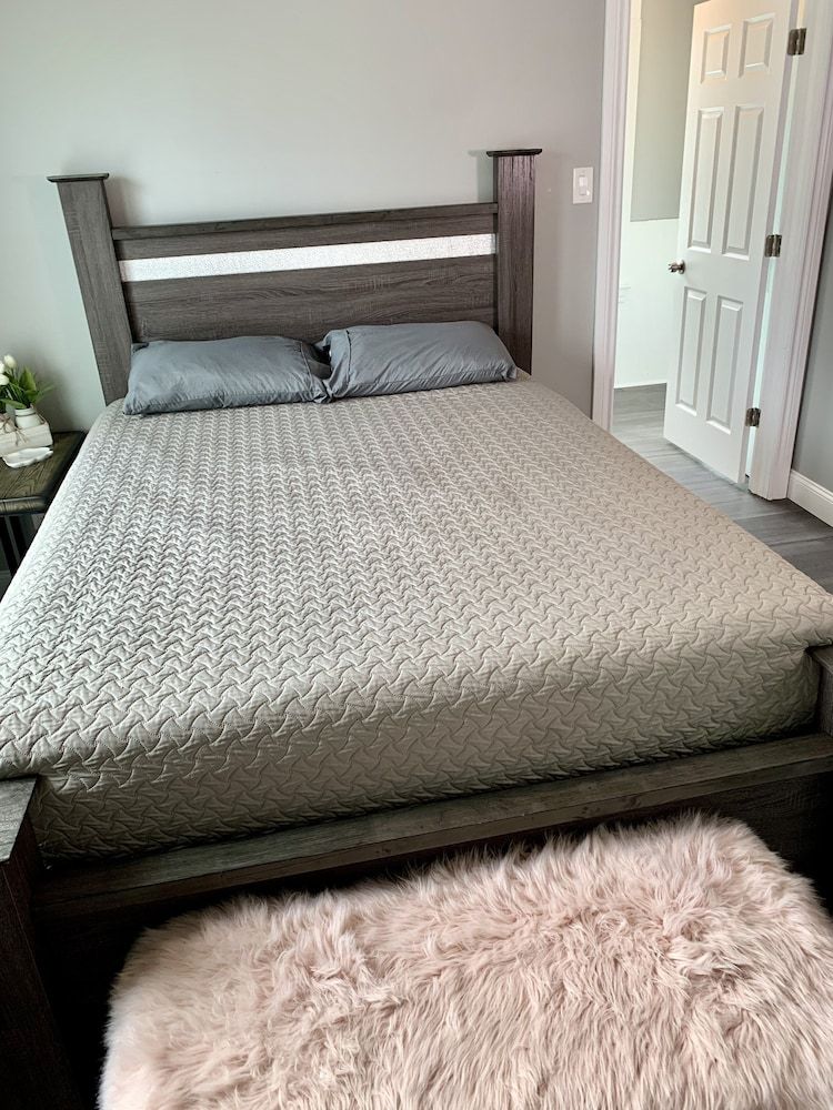 The Horseshoe Falls Villa- 6BR Free Parking, Minutes From Falls & Casino Classic House 3