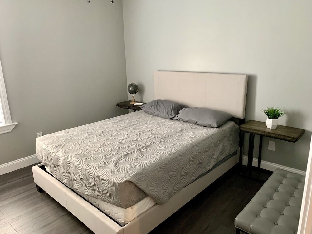 The Horseshoe Falls Villa- 6BR Free Parking, Minutes From Falls & Casino Classic House 6