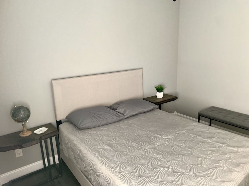 The Horseshoe Falls Villa- 6BR Free Parking, Minutes From Falls & Casino Classic House 4