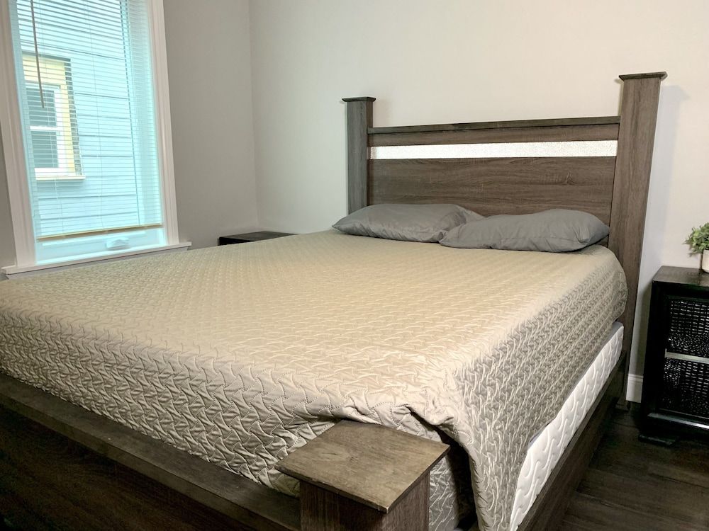 The Horseshoe Falls Villa- 6BR Free Parking, Minutes From Falls & Casino Classic House