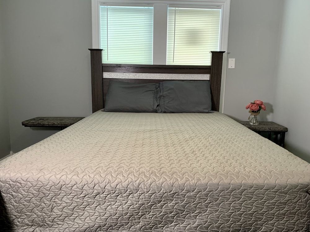 The Horseshoe Falls Villa- 6BR Free Parking, Minutes From Falls & Casino