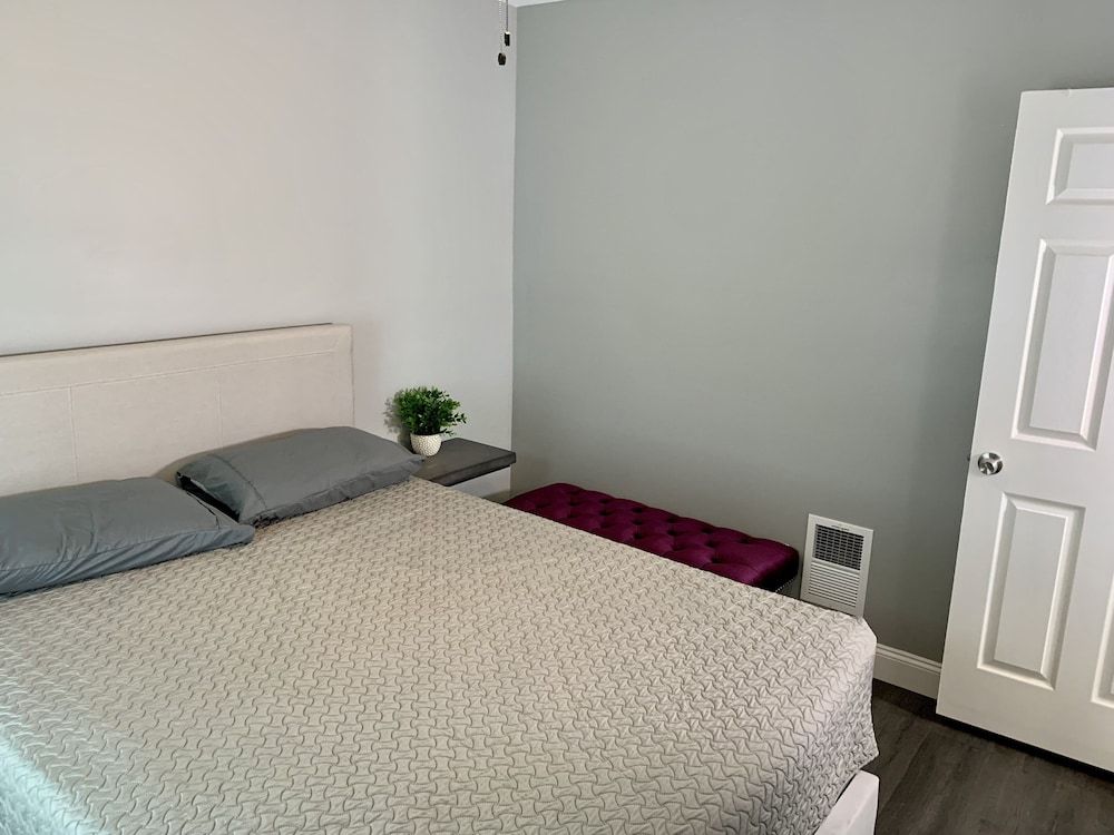 The Horseshoe Falls Villa- 6BR Free Parking, Minutes From Falls & Casino Classic House 5