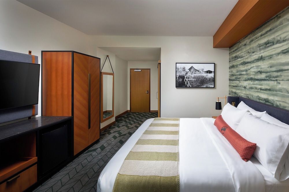 Emerald Queen Hotel and Casino - Tacoma Deluxe King Room 4