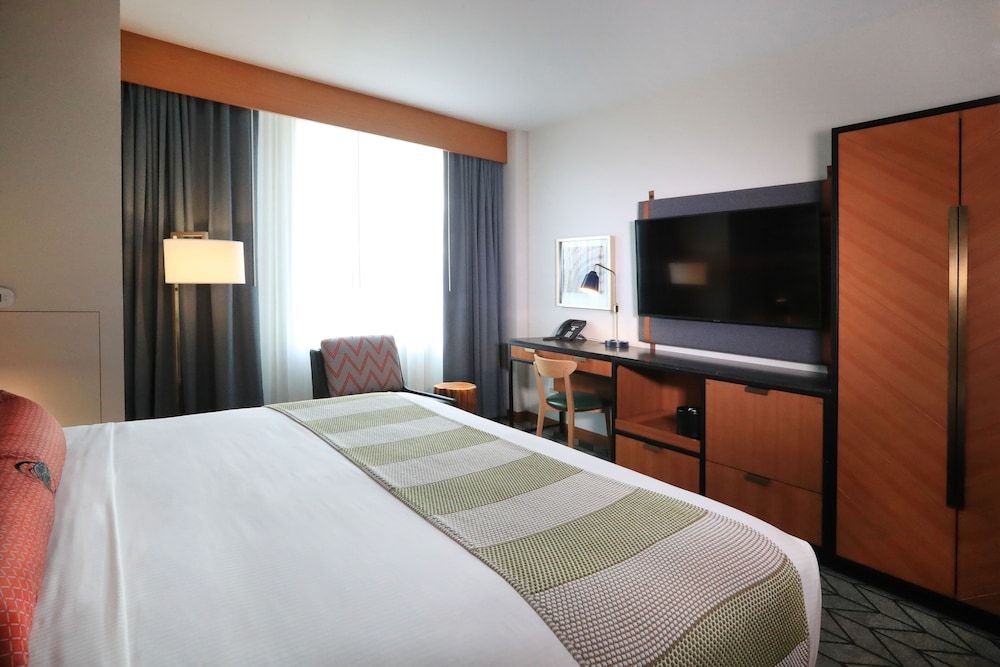 Emerald Queen Hotel and Casino - Tacoma Deluxe King Room 2