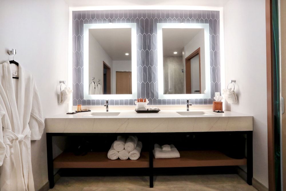 Emerald Queen Hotel and Casino - Tacoma Grand Suite 6