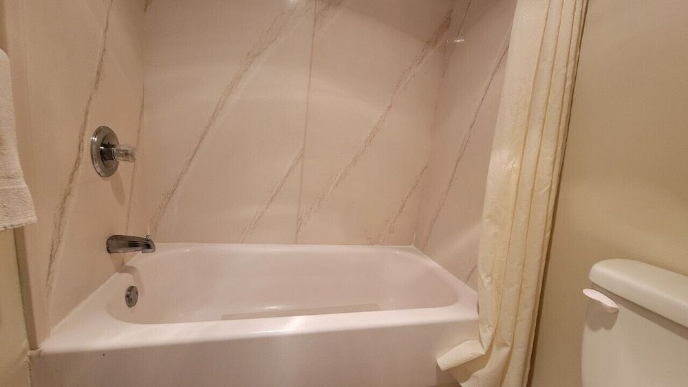 Kings Inn Motel Classic Room 3