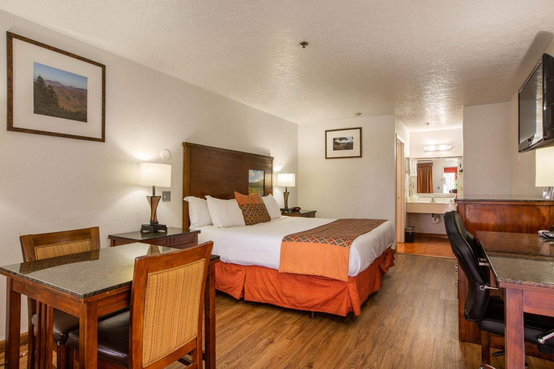 1 King Bed, Non-Smoking