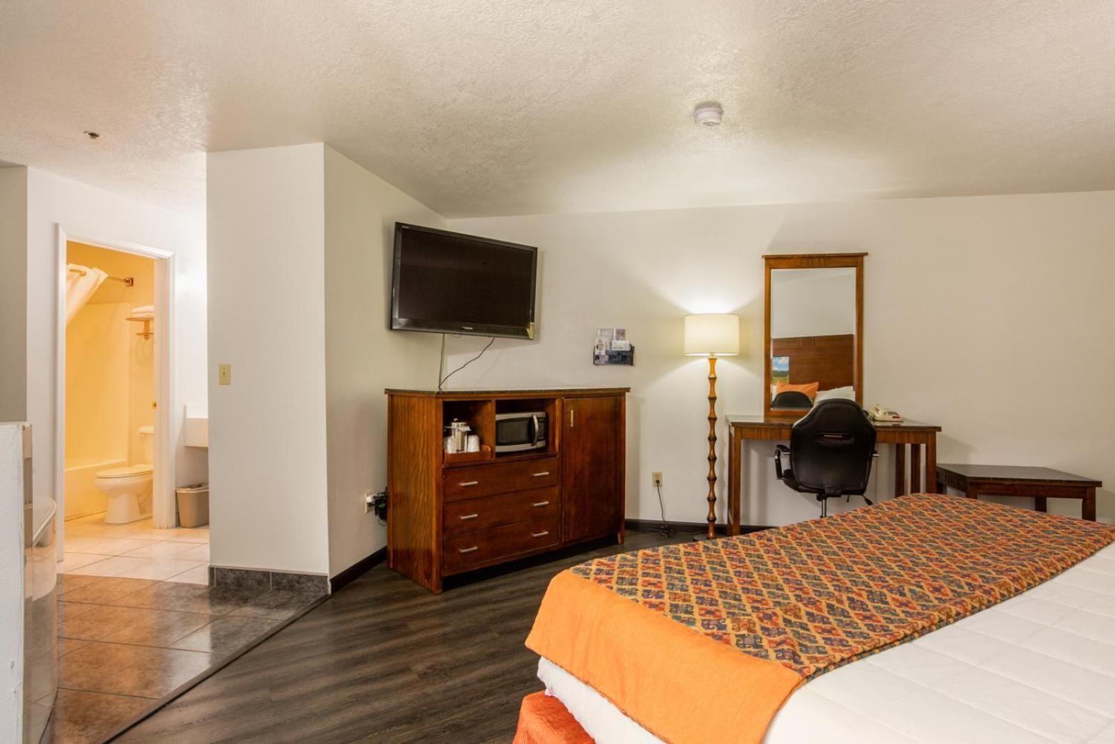 1 King Bed & 1 Queen Bed, Suite, Non-Smoking