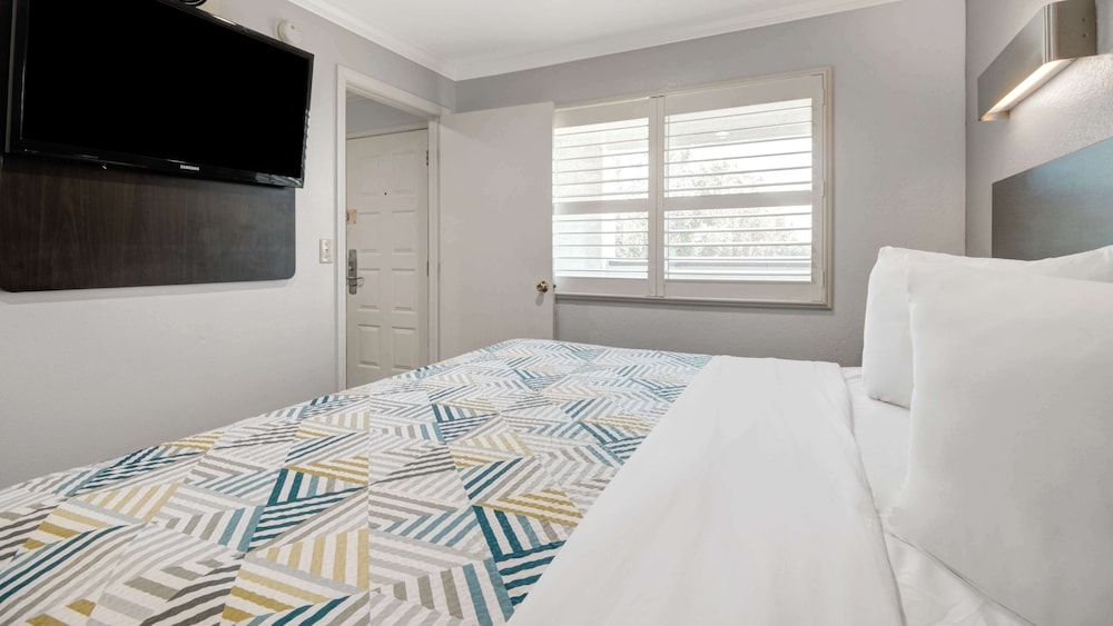 Standard Room, 1 King Bed, Non Smoking, Kitchenette