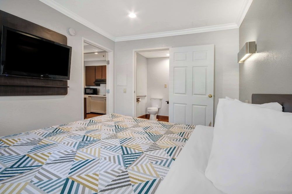 Standard Room, 1 King Bed, Accessible, Non Smoking
