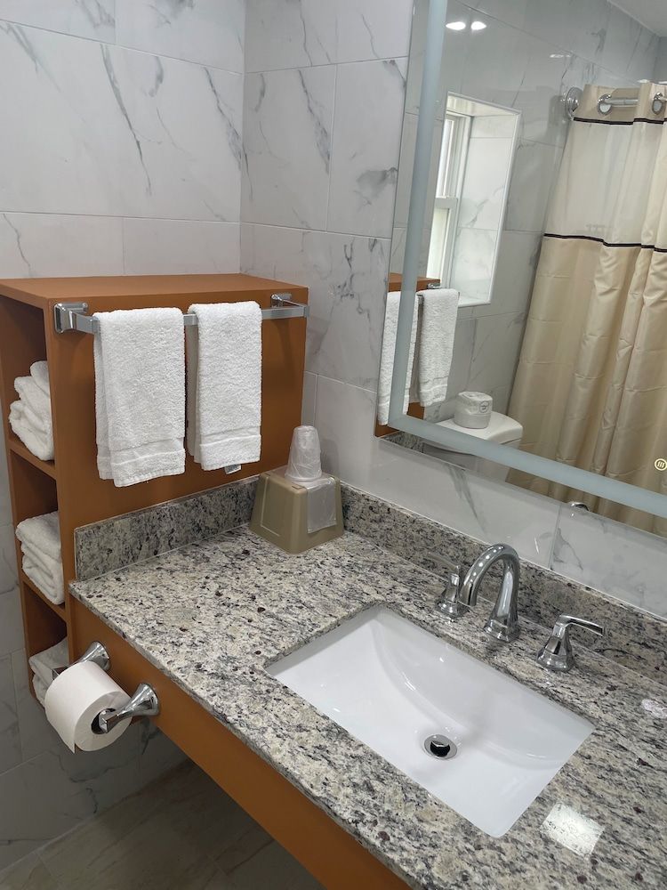 The Springwater Inn Standard Room, 1 King Bed 4