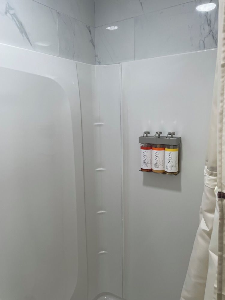 The Springwater Inn Standard Room, 1 King Bed 8