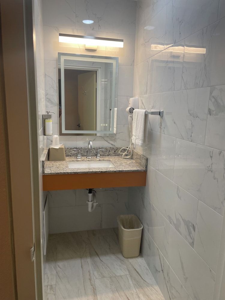 The Springwater Inn Deluxe Single Room, 1 King Bed 5