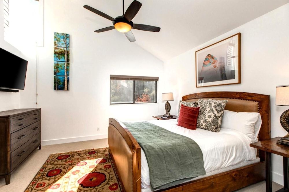 Studio (4 Bedrooms)
