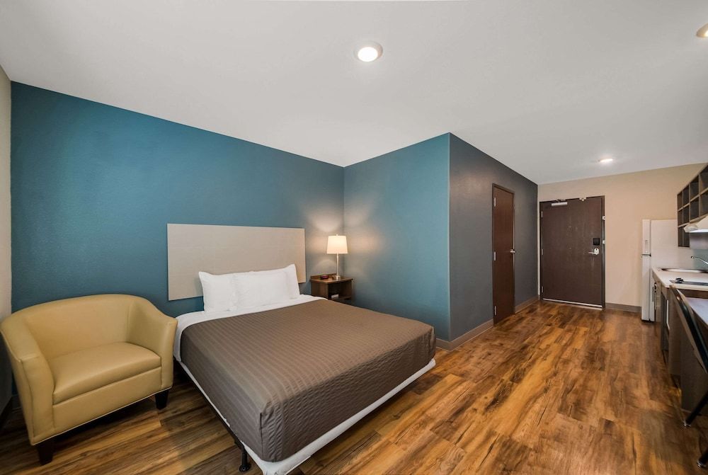 WoodSpring Suites Inverness Room, 1 Queen Bed, Accessible, Non Smoking (Roll-in Shower)