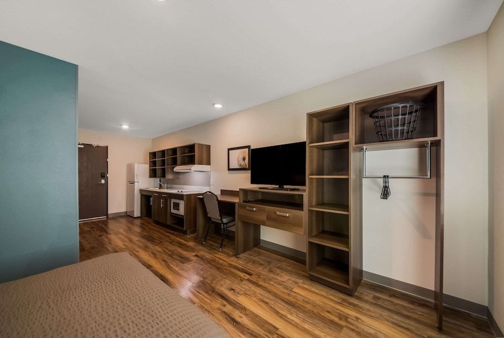 WoodSpring Suites Inverness Room, 1 Queen Bed, Accessible, Non Smoking (Roll-in Shower) 5