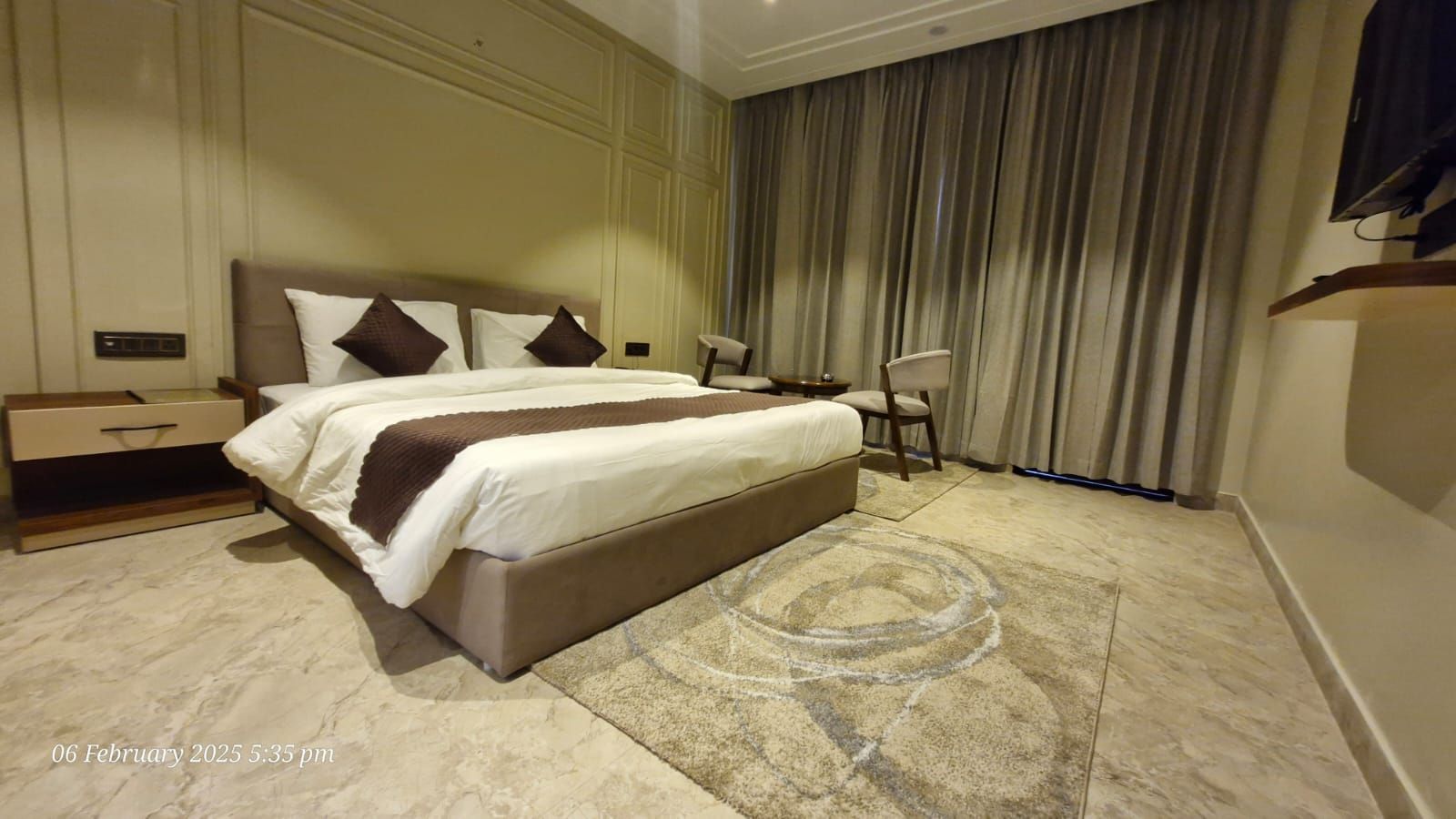 The Gooseneck Hotel and Restaurant Deluxe Room 2