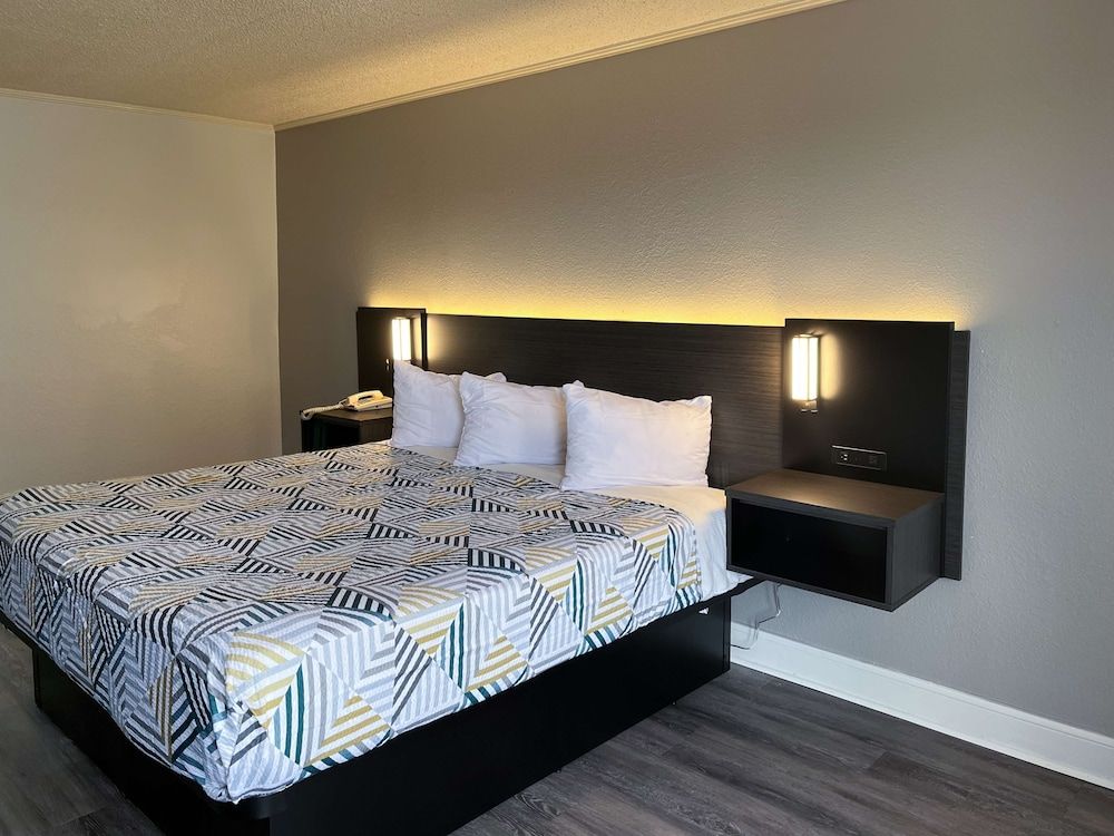 Studio 6 Suites Perry, GA Standard Room, 1 King Bed, Non Smoking, Refrigerator & Microwave