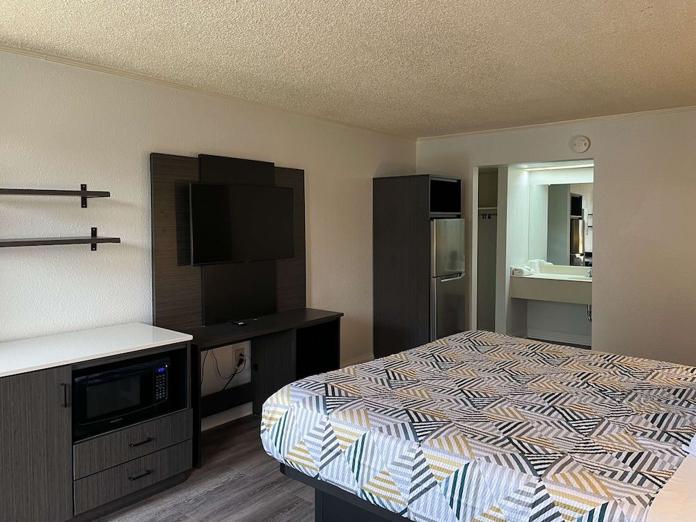 Studio 6 Suites Perry, GA Standard Room, 1 King Bed, Non Smoking, Refrigerator & Microwave 2
