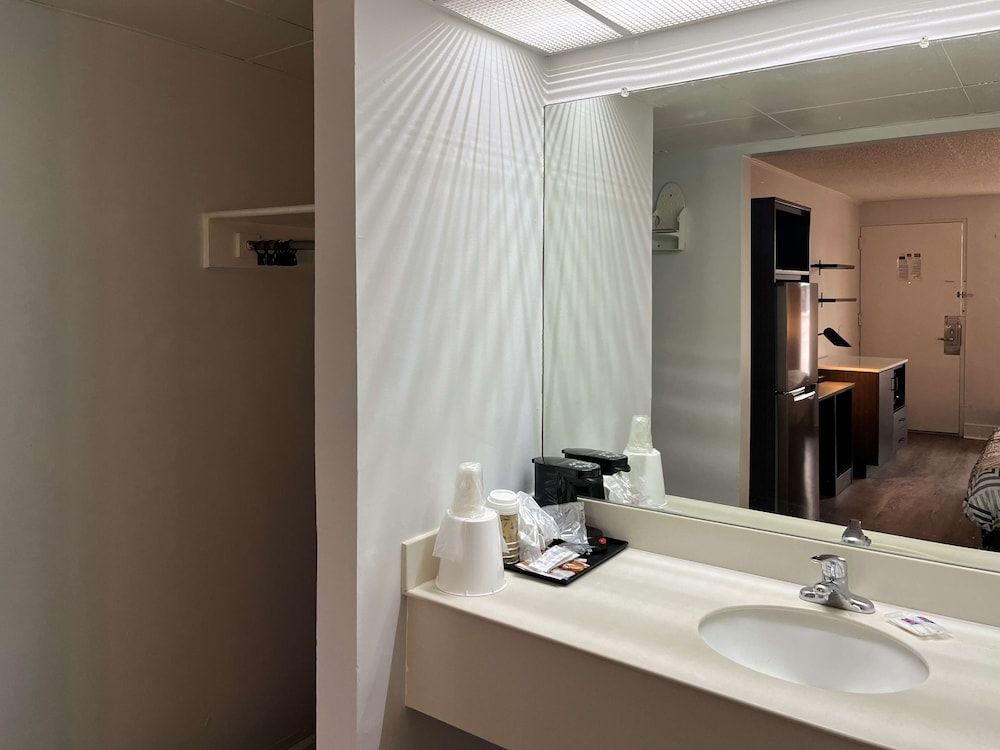 Studio 6 Suites Perry, GA Standard Room, 1 King Bed, Non Smoking, Refrigerator & Microwave 4