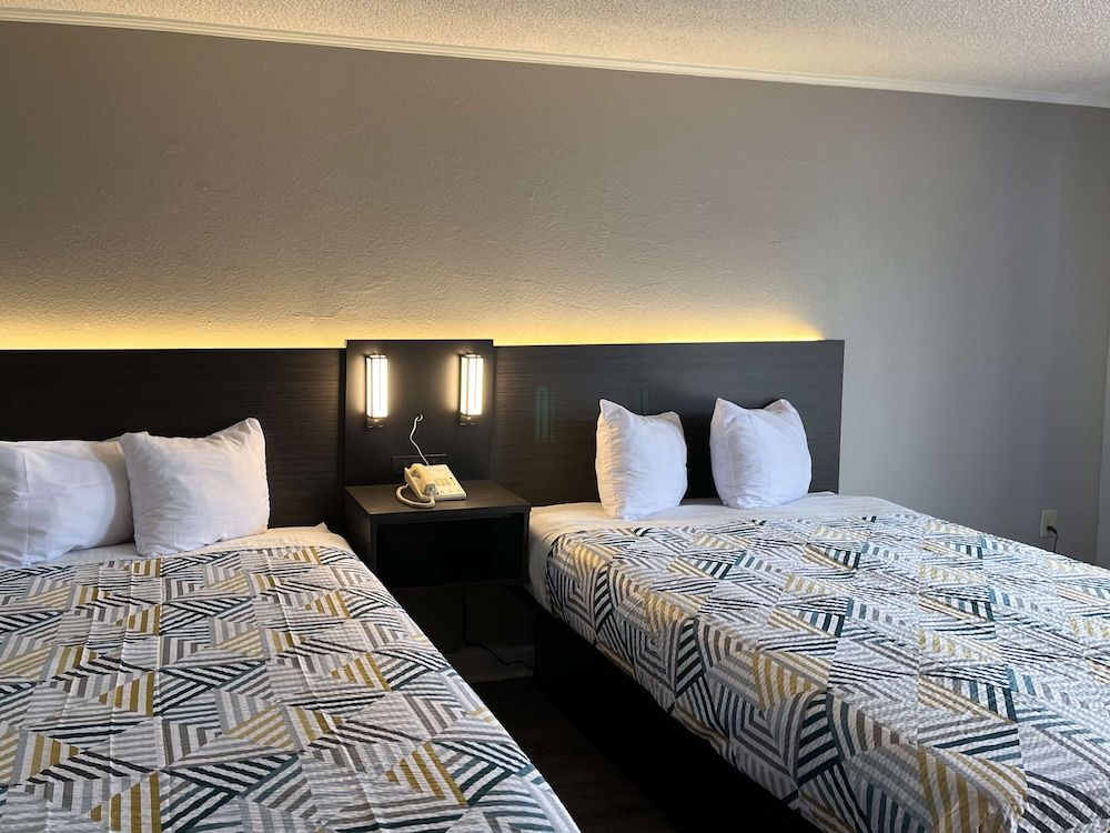 Studio 6 Suites Perry, GA Standard Room, 2 Queen Beds, Non Smoking, Refrigerator & Microwave 3