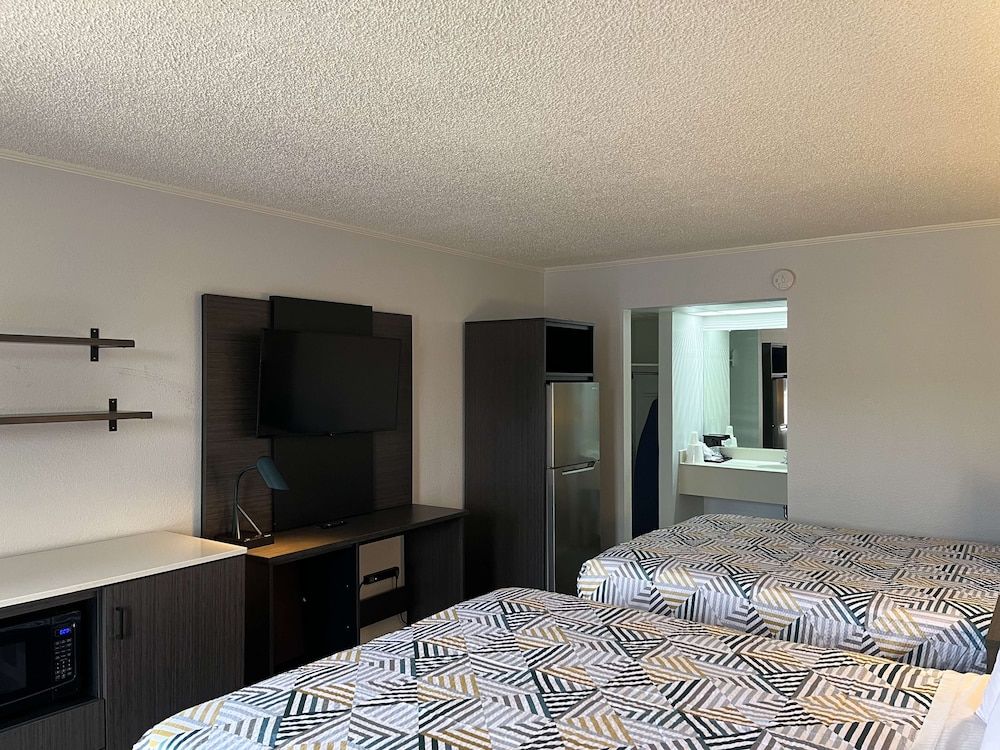 Studio 6 Suites Perry, GA Standard Room, 2 Queen Beds, Non Smoking, Refrigerator & Microwave 2