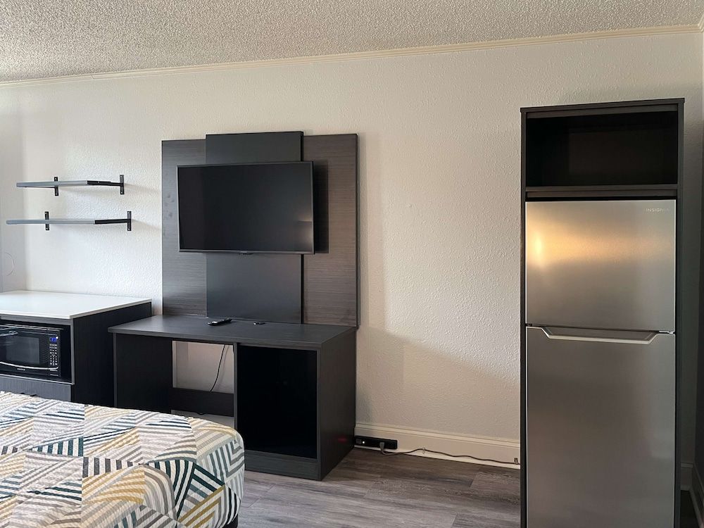 Studio 6 Suites Perry, GA Standard Room, 1 King Bed, Non Smoking, Refrigerator & Microwave 6