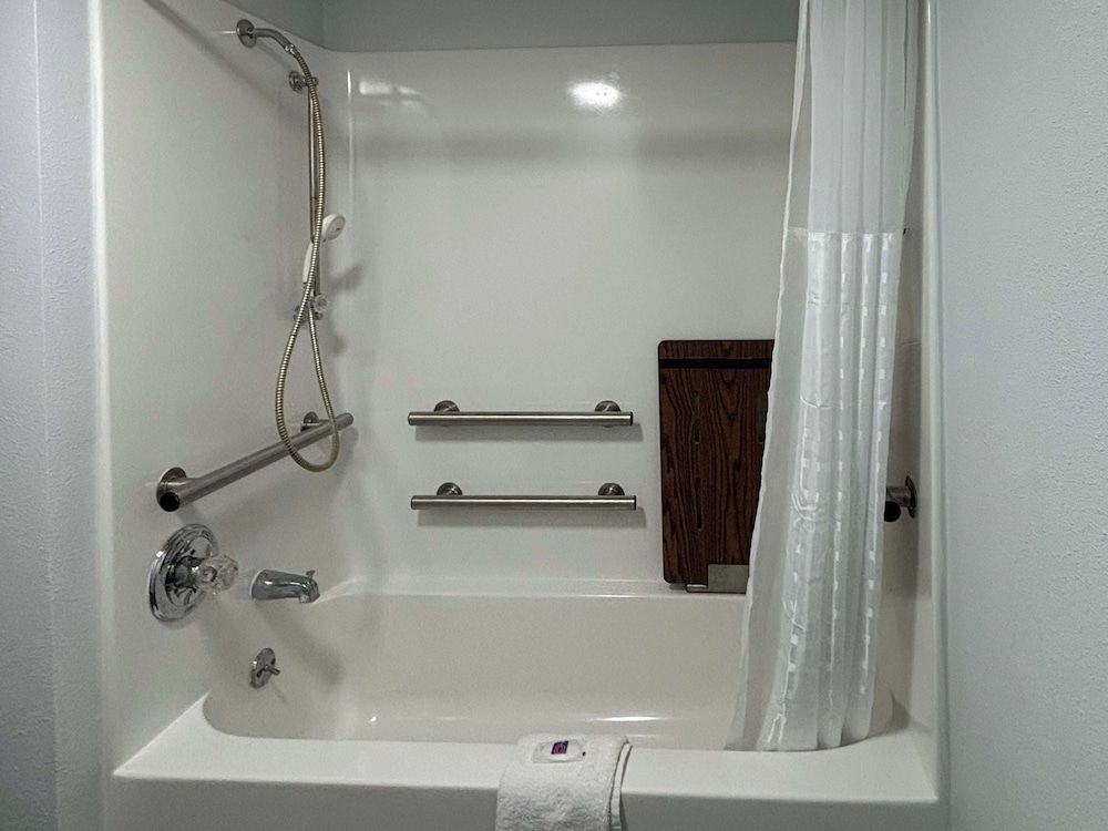 Motel 6 Richmond, KY – EKU Campus Area Standard Room, 2 Queen Beds, Accessible, Smoking 6