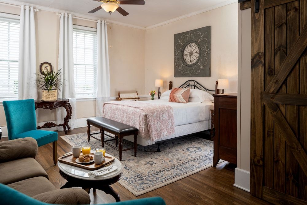 Magnolia Manor and Chapel Superior Room