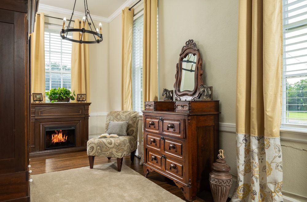 Magnolia Manor and Chapel Deluxe Room 4