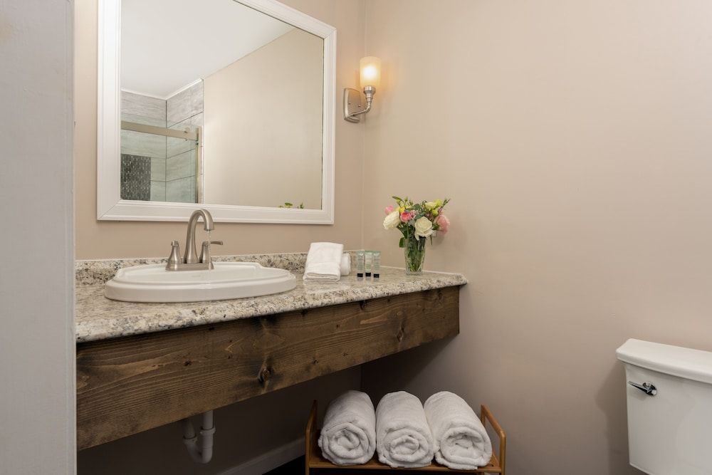 Magnolia Manor and Chapel Superior Room 5