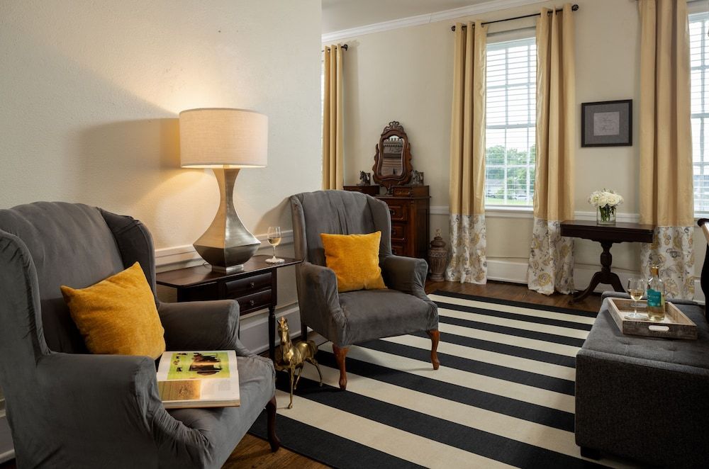 Magnolia Manor and Chapel Deluxe Room 3