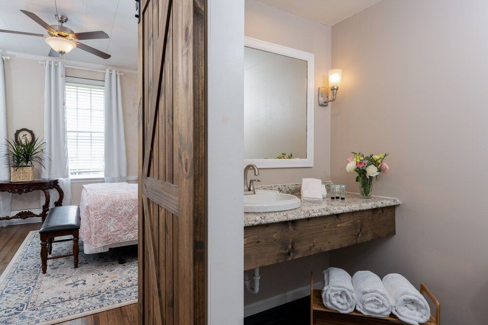 Magnolia Manor and Chapel Superior Room 4