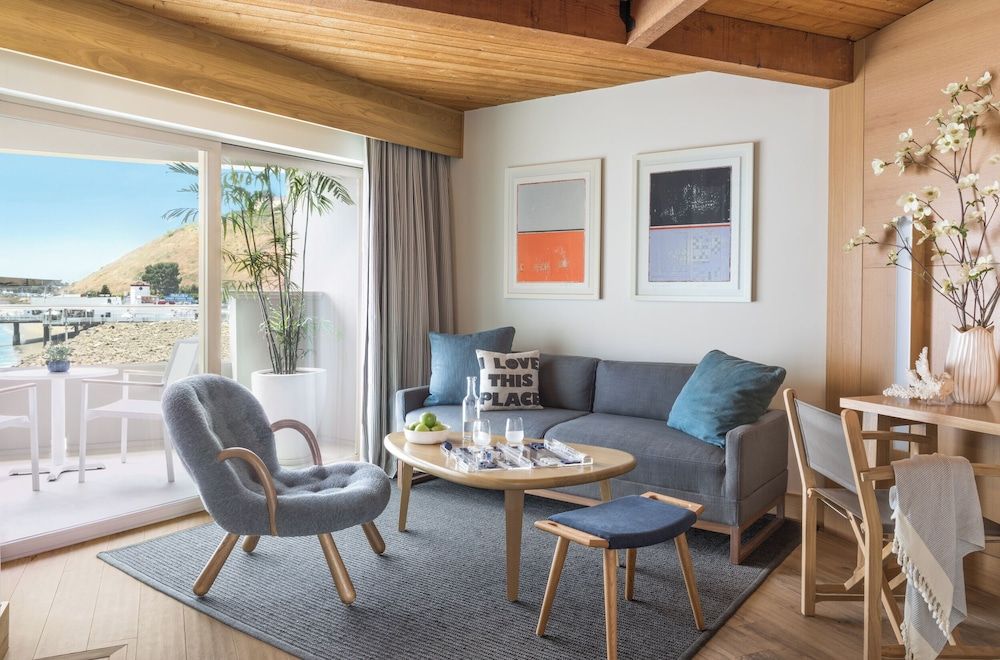 Malibu Beach Inn Room, 1 King Bed, Balcony, Harbor View (Fireplace) 4