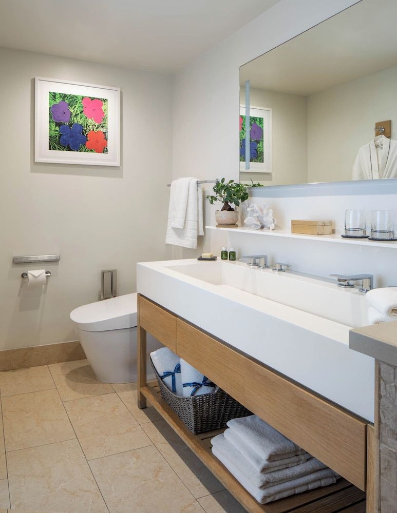 Malibu Beach Inn Junior Suite, 1 King Bed, Balcony, Oceanfront (Fireplace) 7