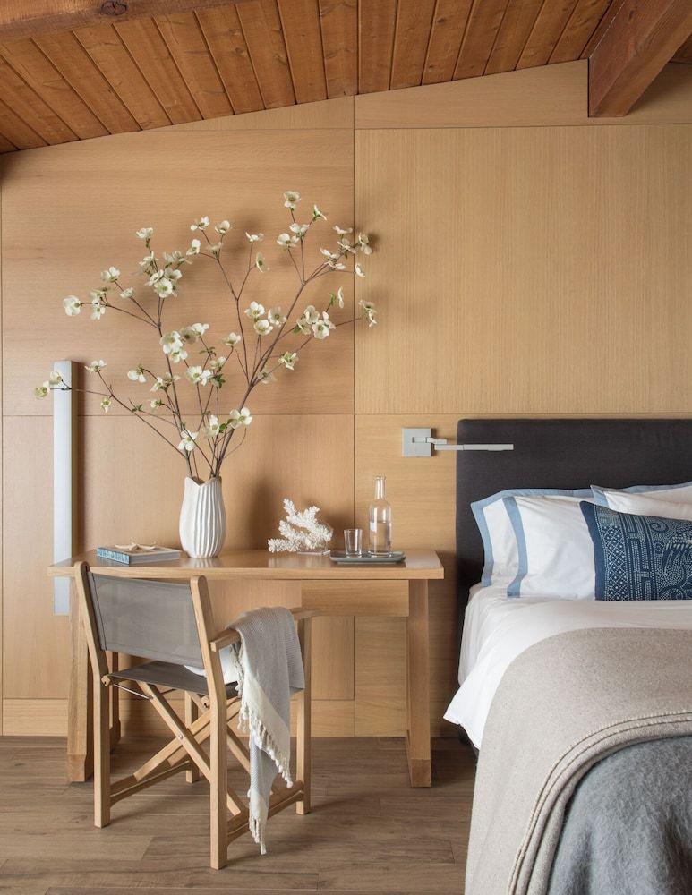 Malibu Beach Inn Room, 1 King Bed, Balcony, Harbor View (Fireplace)