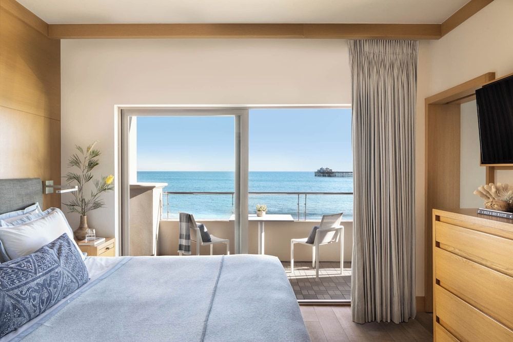 Malibu Beach Inn Junior Suite, 1 King Bed, Balcony, Oceanfront (Fireplace) 2